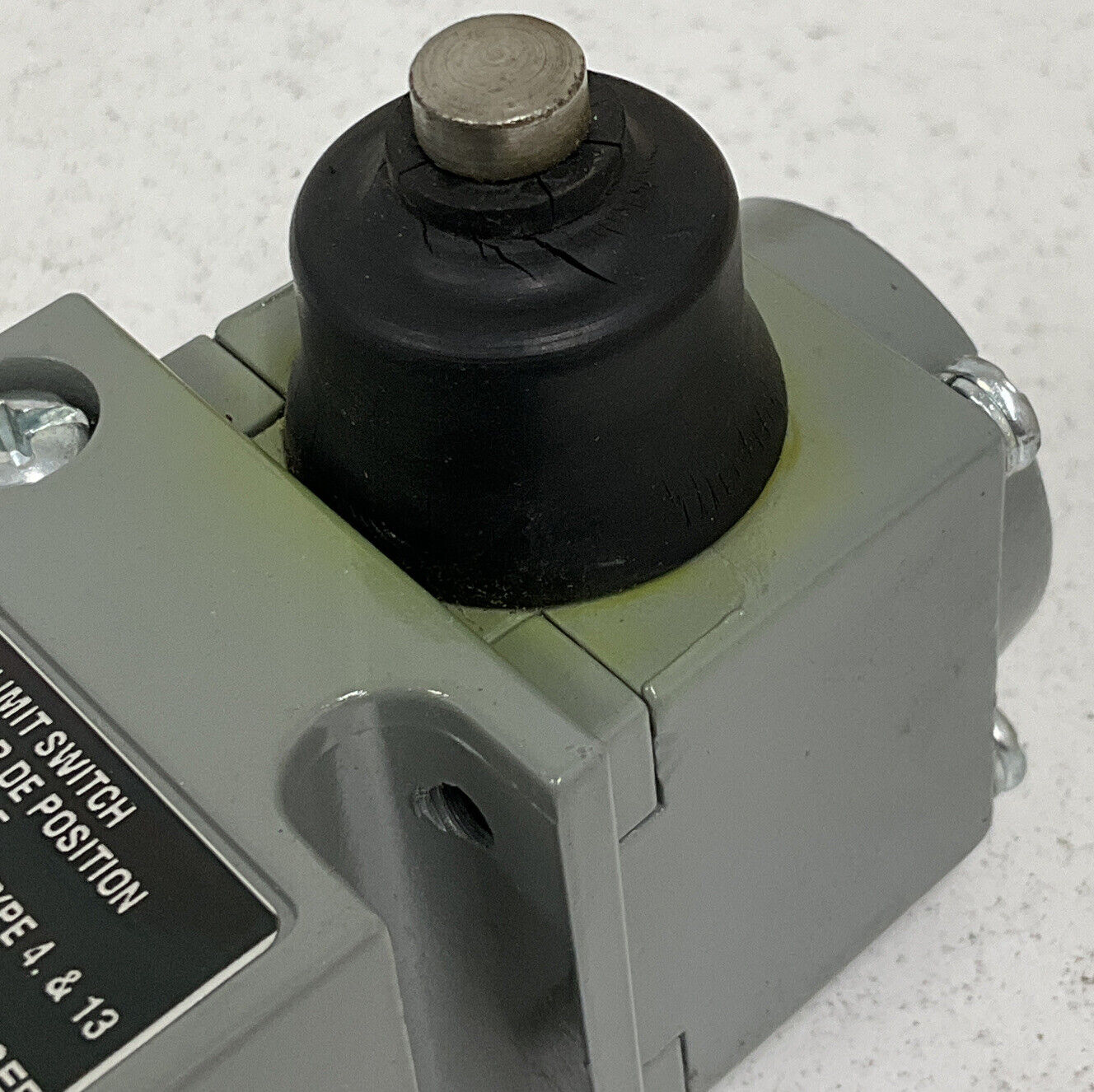 Allen Bradley 802T-CP1 Ser. H Plug-In Limit Switch Cracked Boot (GR123)