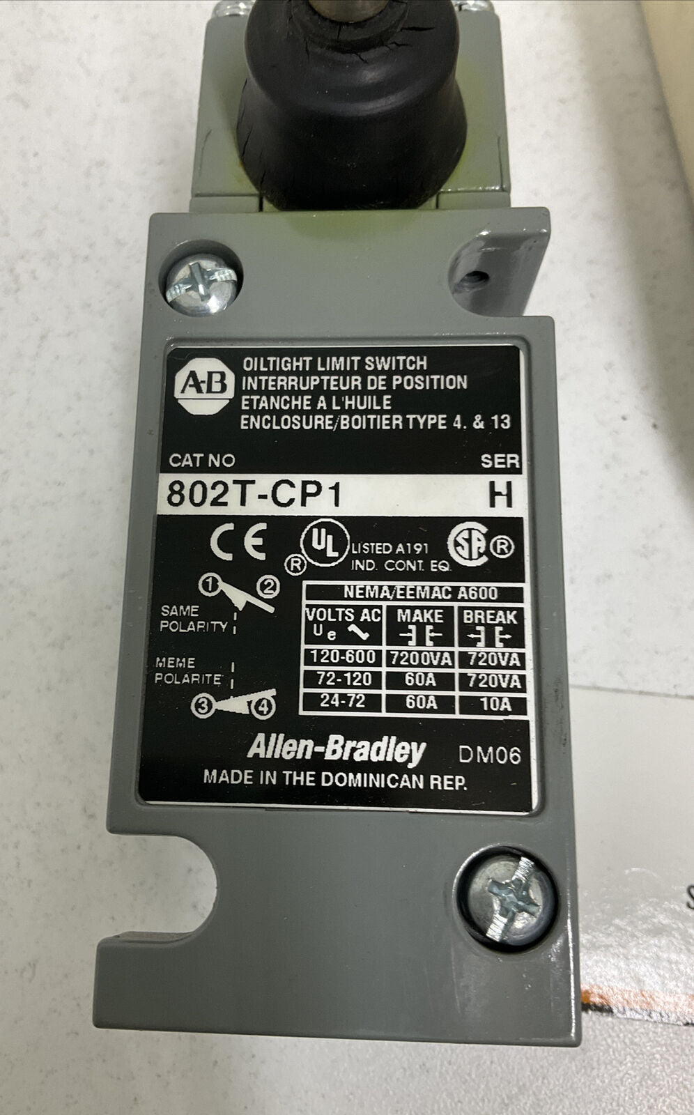 Allen Bradley 802T-CP1 Ser. H Plug-In Limit Switch Cracked Boot (GR123)