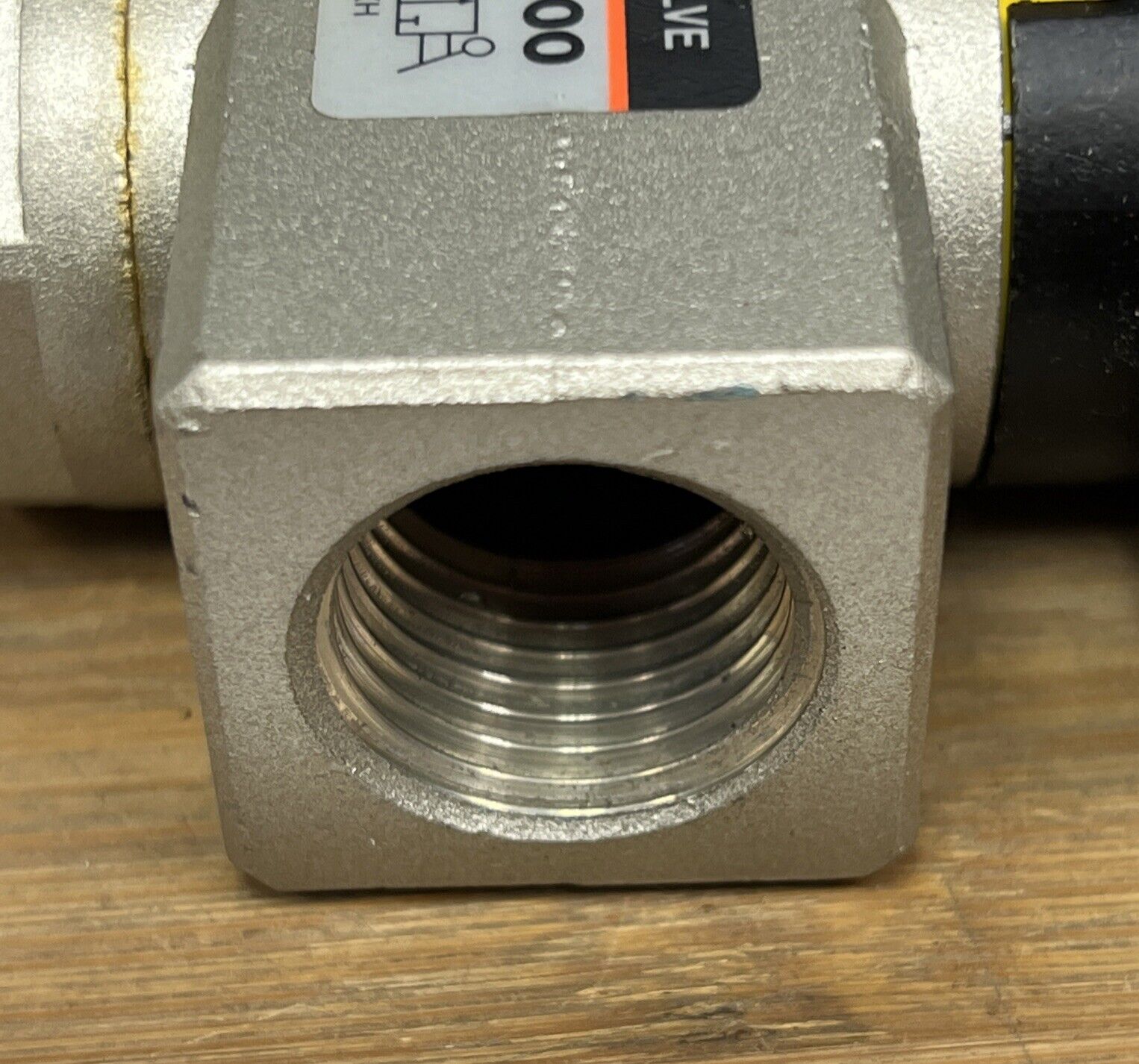 SMC VHS400 3-Way Valve 1/2 NPT 145 PSI Max (GR127)